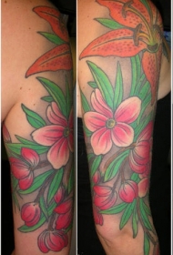 肩部彩色桃花与百合花纹身图片