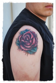 肩部彩色简单的手绘小玫瑰纹身图片