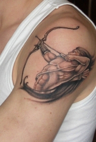 肩膀上射箭的肌肉勇士纹身图案