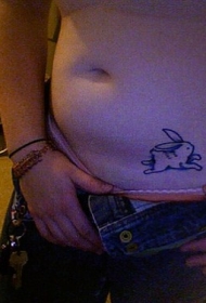 腹部简约的小兔子纹身图片