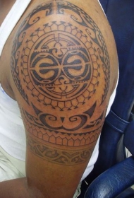 肩部黑色波利尼西亚部落图腾纹身图案