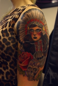 肩部老式的彩色印度妇女头骨纹身
