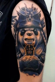 肩部彩色熊猫武士纹身图案
