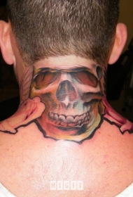 男性脖子上彩色头骨纹身图案