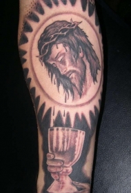 手臂棕色耶稣头像与杯子纹身图片