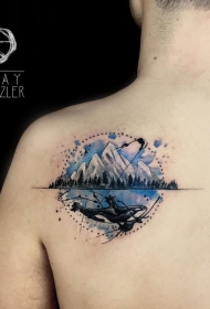 肩部的彩色大鲸鱼与山纹身图案