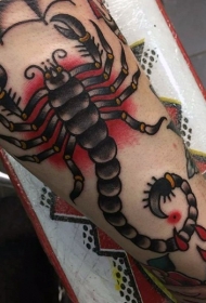腿部老派风格的彩色蝎子纹身图片