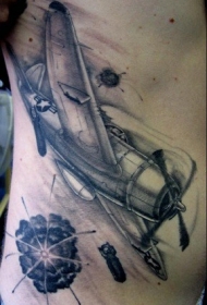 腰侧黑棕色二战轰炸机纹身图案