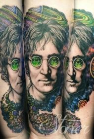 手臂彩色列侬肖像与空间纹身图案