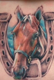 彩色幸运的马蹄铁和马纹身图案