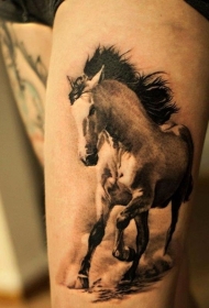 腿部逼真的棕色奔跑马纹身图案