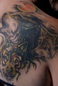肩部彩色月亮下的狼纹身图片