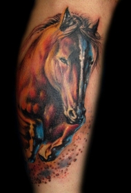 腿部彩色生动的马纹身图案