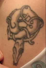 男性肩部黑灰蛇结纹身图案
