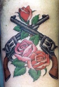 手臂彩色手枪和玫瑰纹身图案