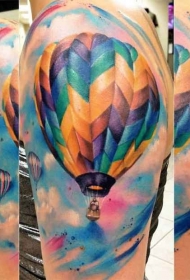 现实主义风格彩色飞行气球纹身图案