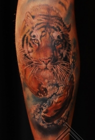 腿部彩色逼真的老虎纹身图案