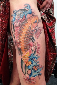 腿部彩色可爱的黄金锦鲤鱼纹身图片