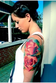 女性肩部彩色逼真的巨大的玫瑰纹身图案
