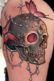 肩上的红蝴蝶和骷髅纹身图案