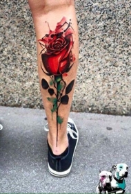 腿部漂亮的彩色红玫瑰纹身图片