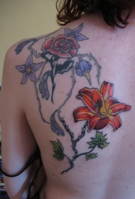 肩部彩色玫瑰和百合花纹身图片