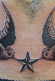 腹部黑灰两只麻雀捧星星纹身图案