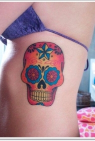 腰侧彩色墨西哥骷髅纹身图案
