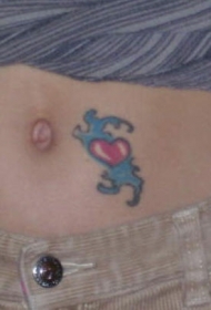 女性腹部彩色心形纹身图案