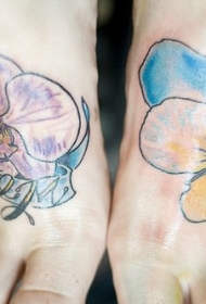 女性脚部彩色兰花纹身图案