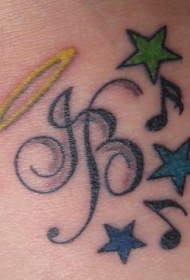 手臂彩色字母与五角星纹身图案