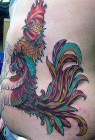 男性腰侧彩色大公鸡纹身图案