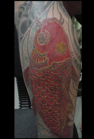 腿部彩色大红色鲤鱼纹身图片