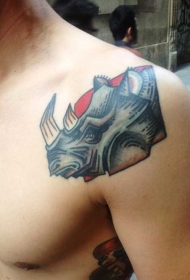 男性肩部彩色犀牛头纹身图案