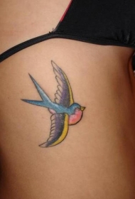 女性腰侧彩色燕子纹身图案