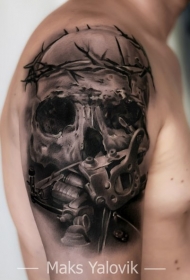 男性肩部黑灰色人类头骨纹身图案