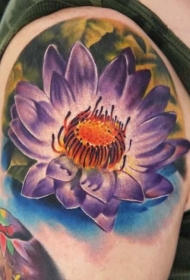 肩部彩色绽放的莲花纹身图案