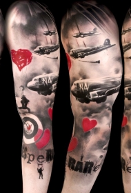 肩部彩色字母和军用飞机纹身图案