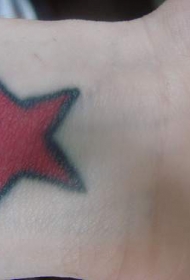 手腕简约红色五角星纹身图案