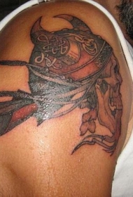 肩部棕色海盗骷髅头纹身图案