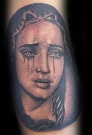 手臂彩色哭泣女人肖像纹身图案