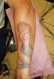 手臂彩色裸体金发美人鱼纹身图片