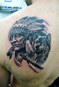 肩部印度首席狼和战斧纹身图案
