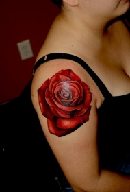 女性肩上红色的大玫瑰纹身图案