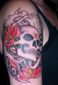 肩部灰色的头骨与红色的花纹身图案