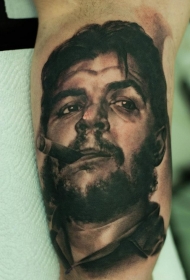 肩部黑棕色吸烟人的肖像纹身图案