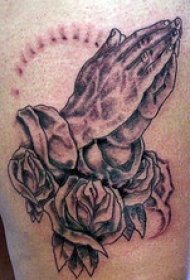 腿部棕色祈祷的手和玫瑰纹身图片