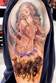 彩色肩部诱人女人与马纹身图案