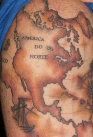 男性肩部棕色航海图纹身图案
