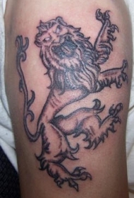 肩部棕色咆哮的狮子纹身图案